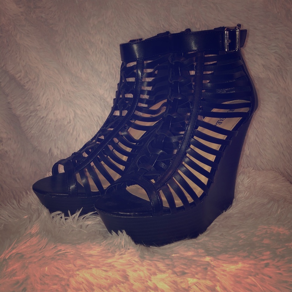 Black wedges